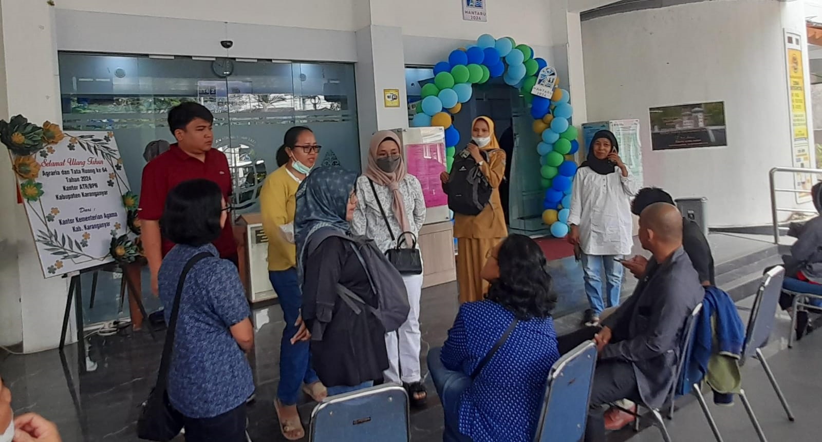 Korban penipuan dosen hukum universitas di Solo mengadu ke BPN Karanganyar. (Rudi Hartono/Radar Solo)
