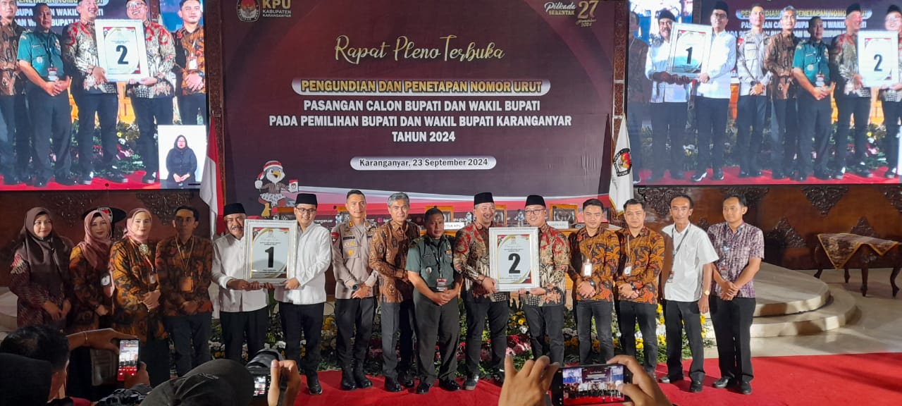 Pengundian nomor urut pasangan calon (paslon) Pilkada Karanganyar, Senin (23/9/2024) malam. (Rudi Hartono/Radar Solo)
