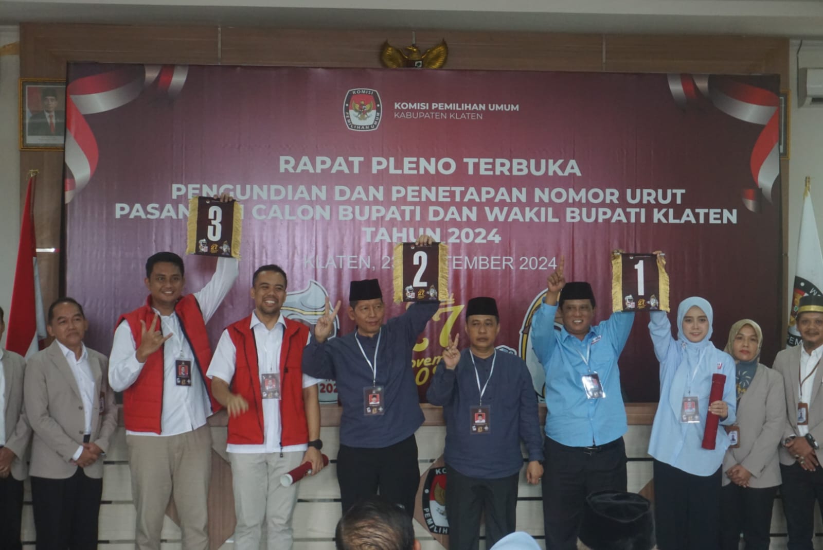 Ketiga paslon saat menunjukan nomor urut peserta Pilkada Klaten 2024, Senin (23/9/2024).