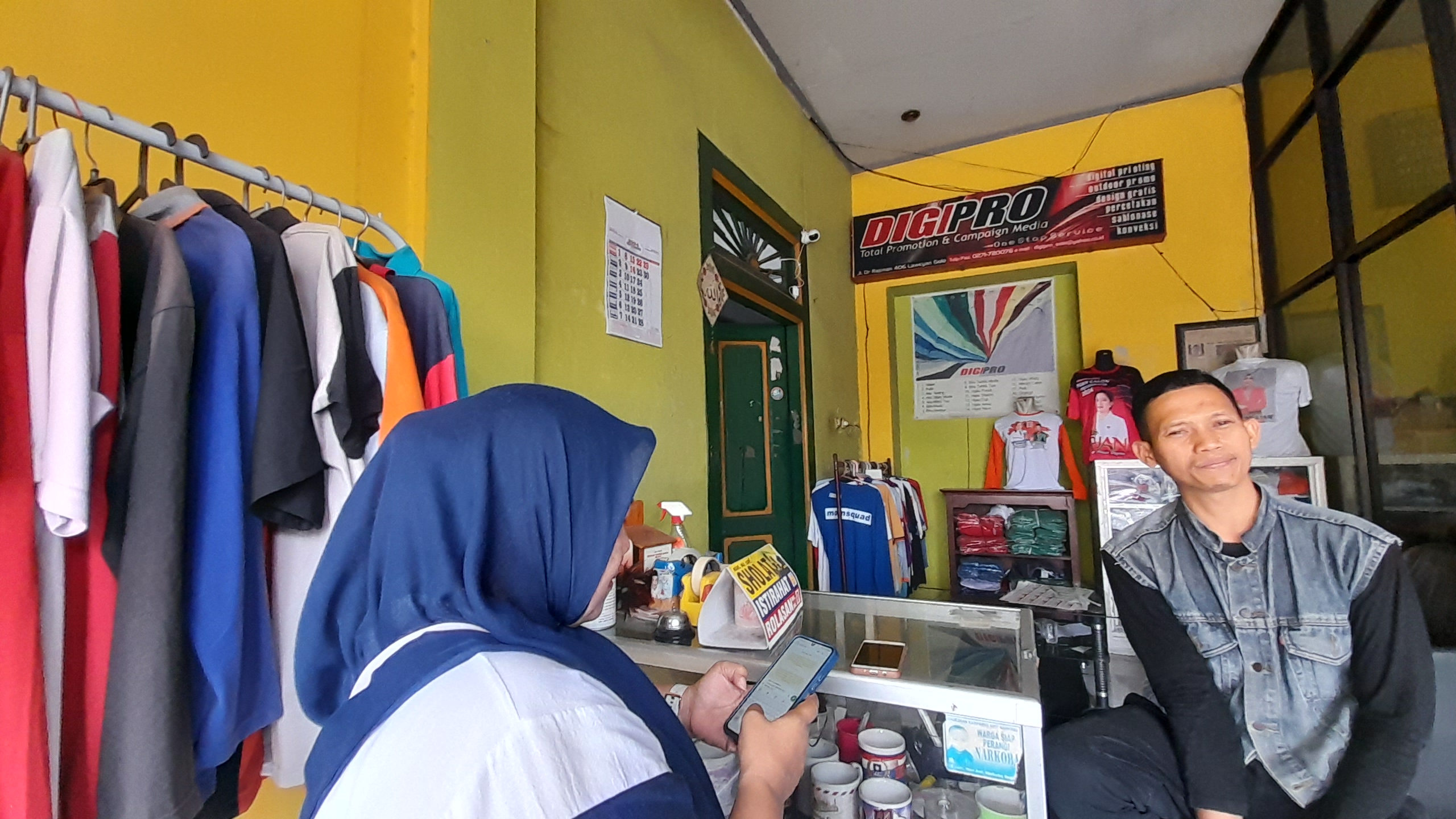 Salah satu pengusaha konveksi mengakui mendapat banyak orderan bulan ini untuk media kampanye pilkada.  &nbsp;