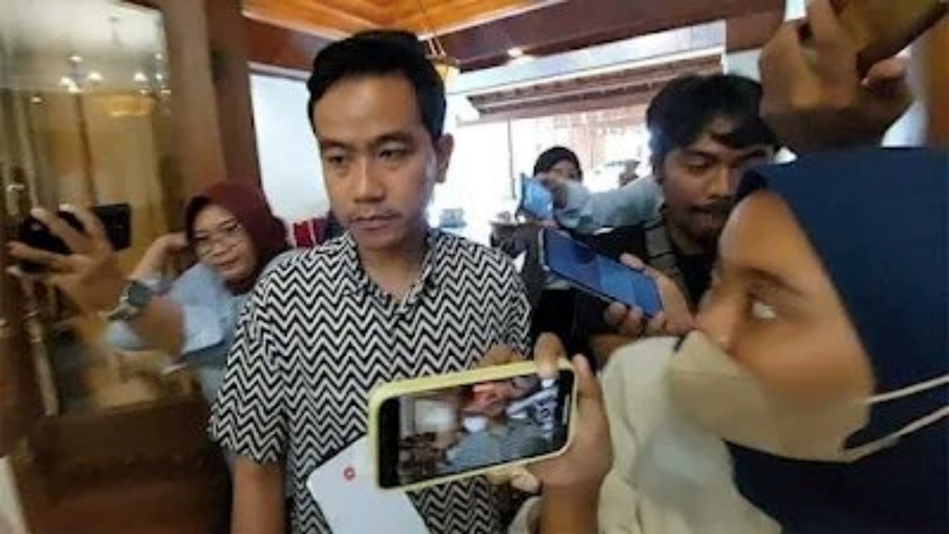 Foto Gibran yang dianggap kelelahan viral di media sosial X.