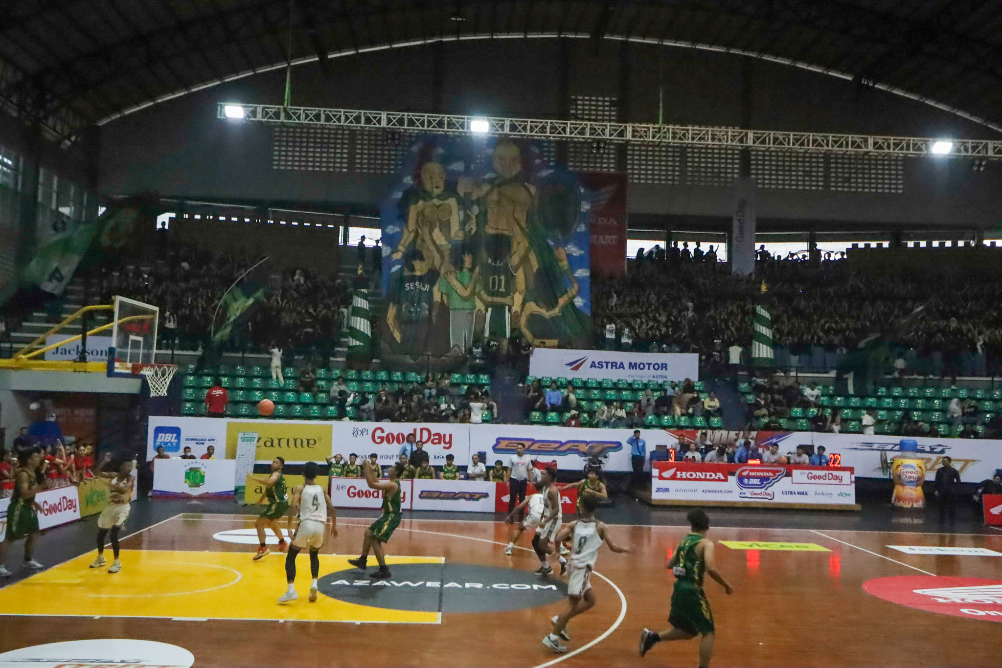 Gemuruh dukungan suporter SMAN 1 Surakarta di Sritex Arena, Selasa (24/9).