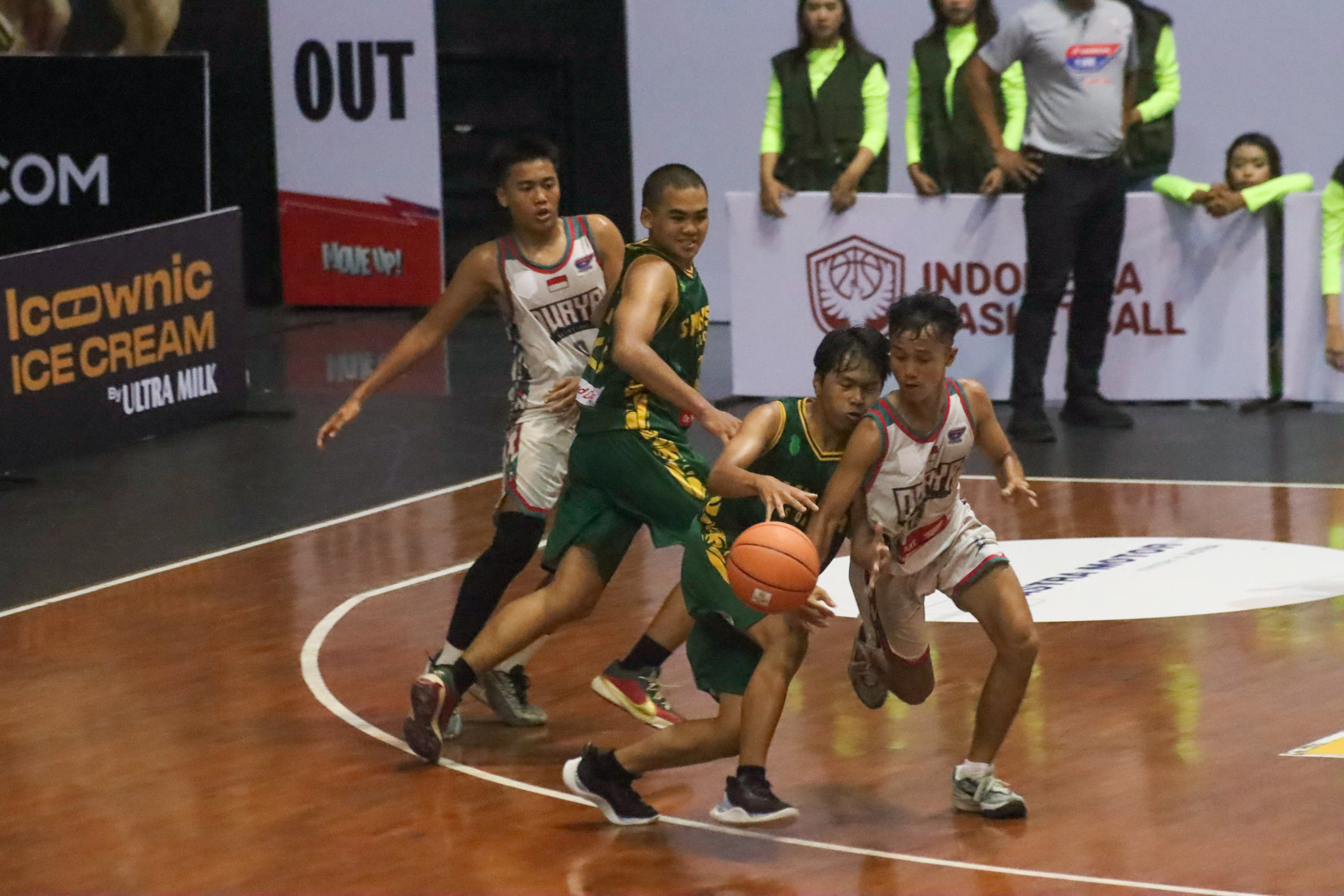 Pertempuran antara SMAN 2 Purbalingga dan SMAN 1 Surakarta pada Honda DBL with Kopi Good Day 2024 Central Java-South di Sritex Arena, Selasa (24/9).
