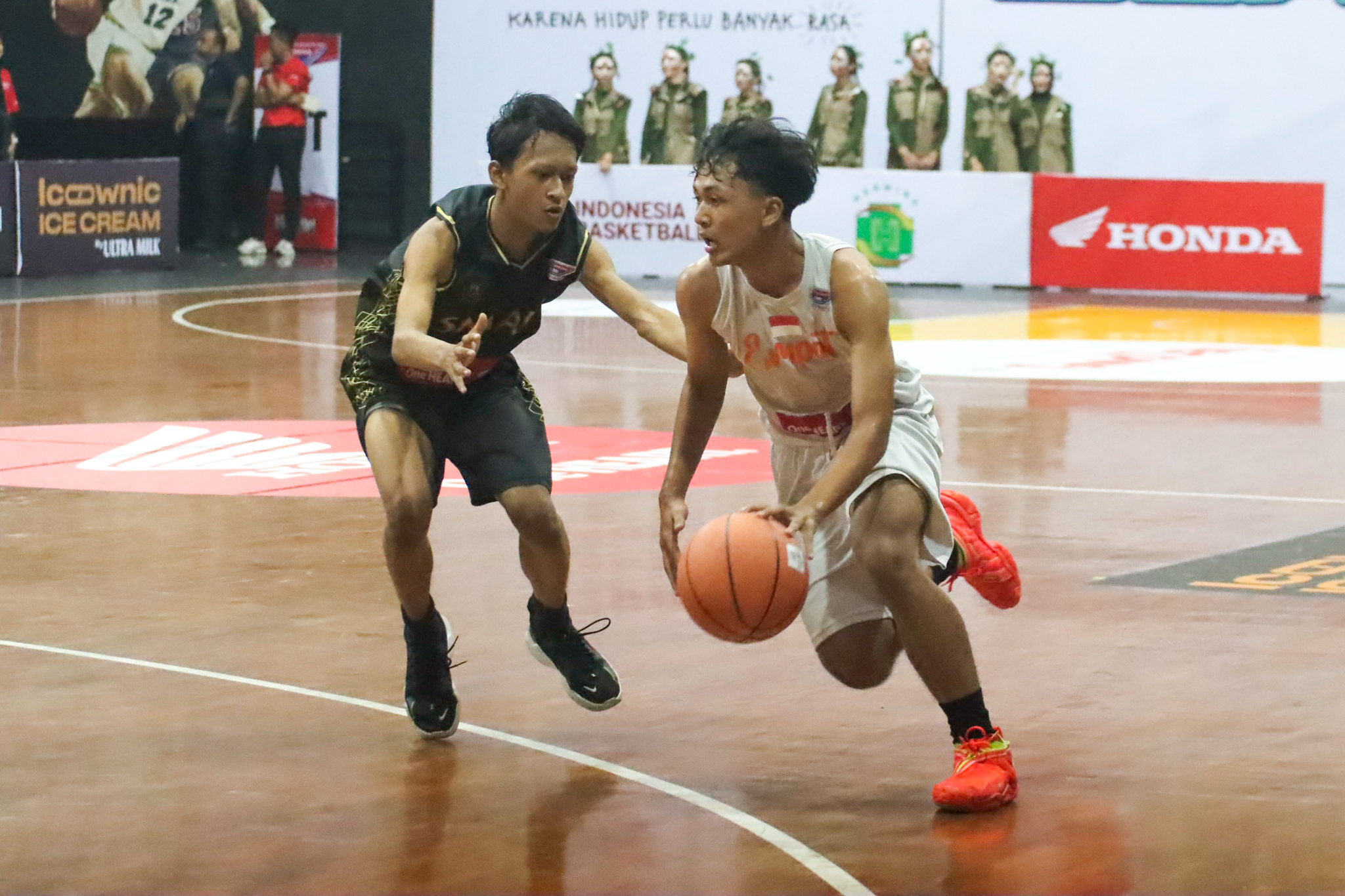 Pertandingan tim basket putra SMAN 4 Surakarta melawan SMAN 2 Surakarta di ajang&nbsp;Honda DBL with Kopi Good Day 2024 Central Java-South di Sritex Arena.