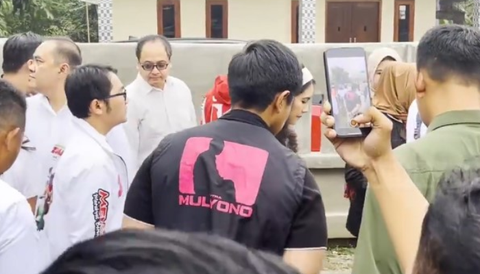 Kaesang Pangarep mengenakan rompi bertulis "Putra Mulyono" saat blusukan ke Tangerang, Selasa (24/9).