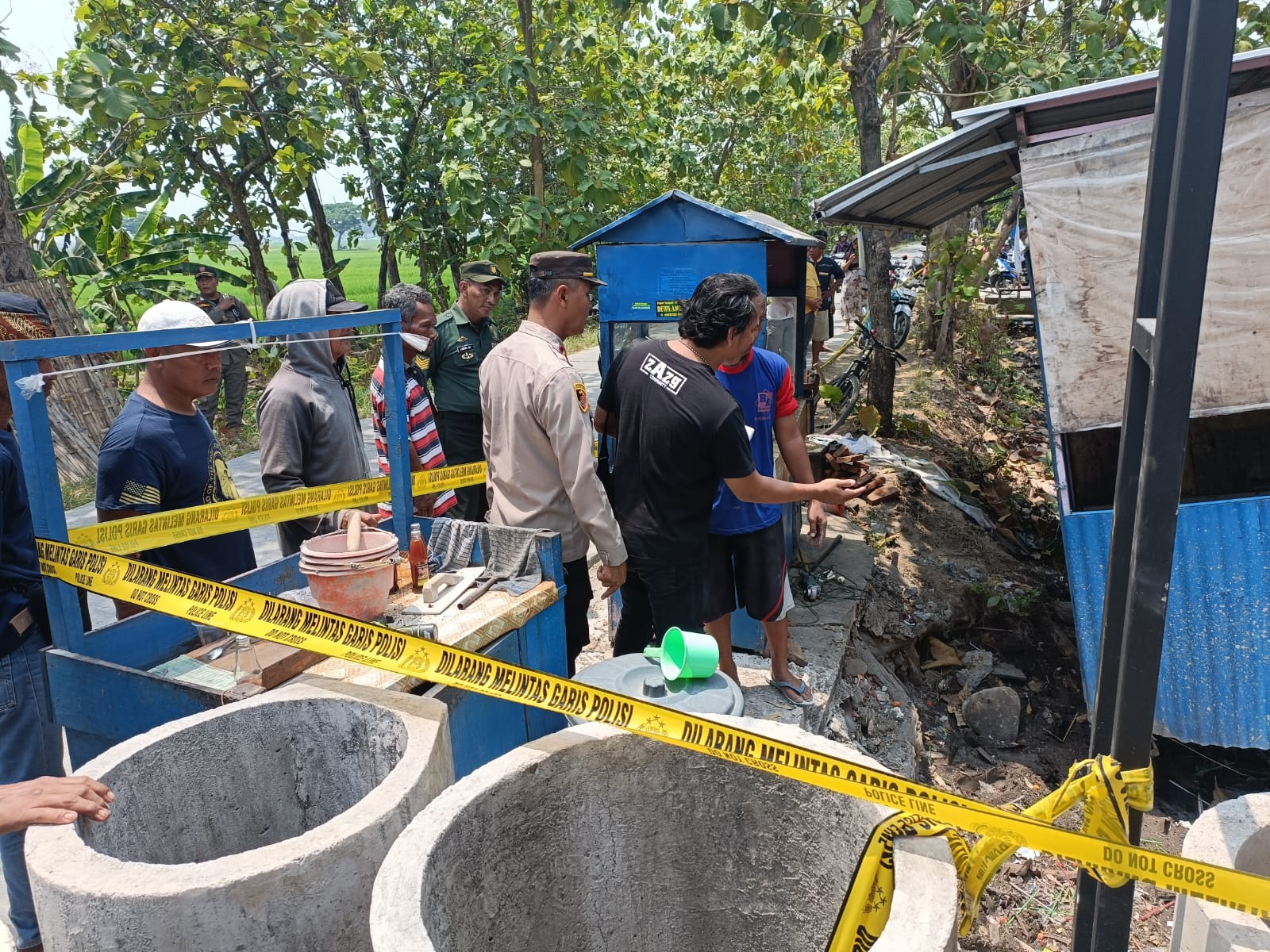 Polisi menggelar olah TKP warga kesetrum di Desa Patihan, Kecamatan Sidoharjo, Sragen, Selasa (24/9/2024). (Ahmad Khairudin/Radar Solo)