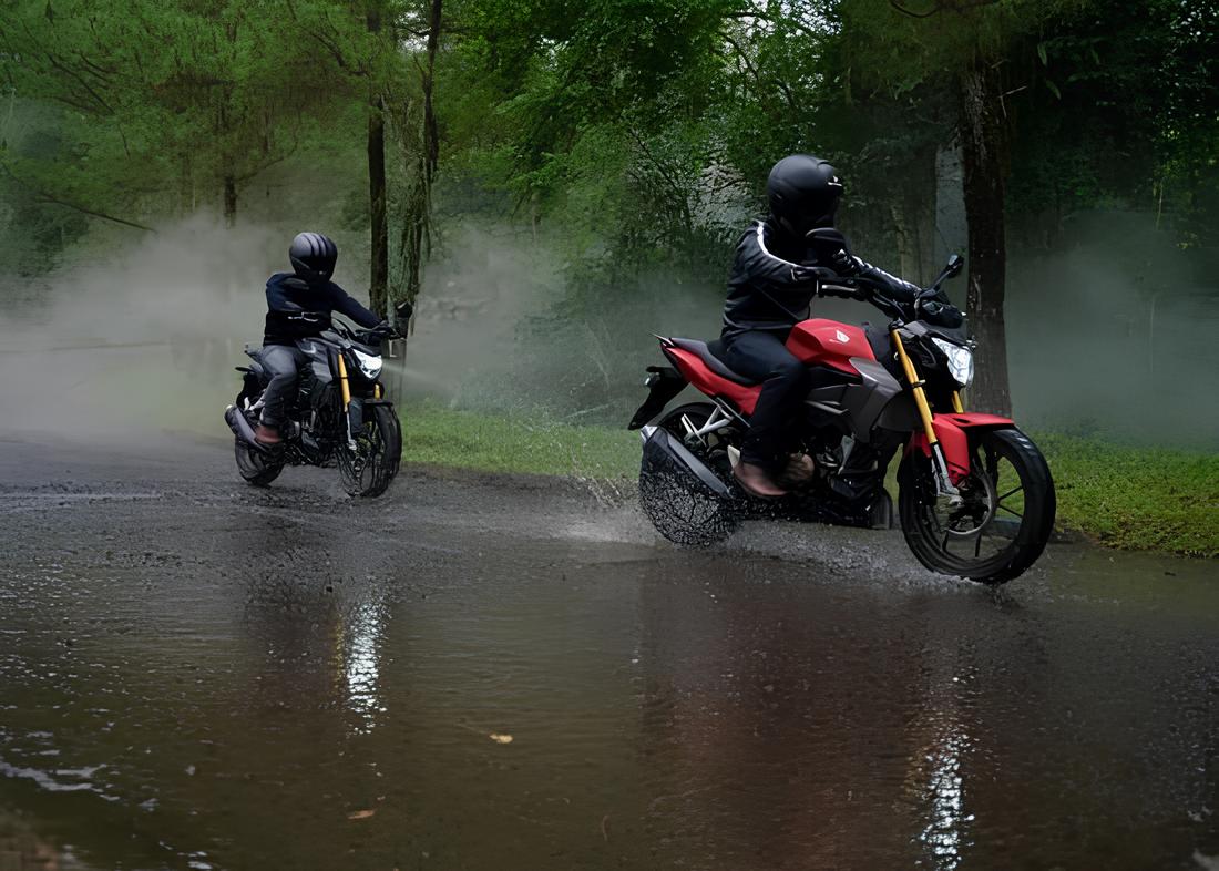 Pengendara sepeda motor harus ekstrahati-hati saat berkendara dalam kondisi aspal yang licin sehabis hujan.