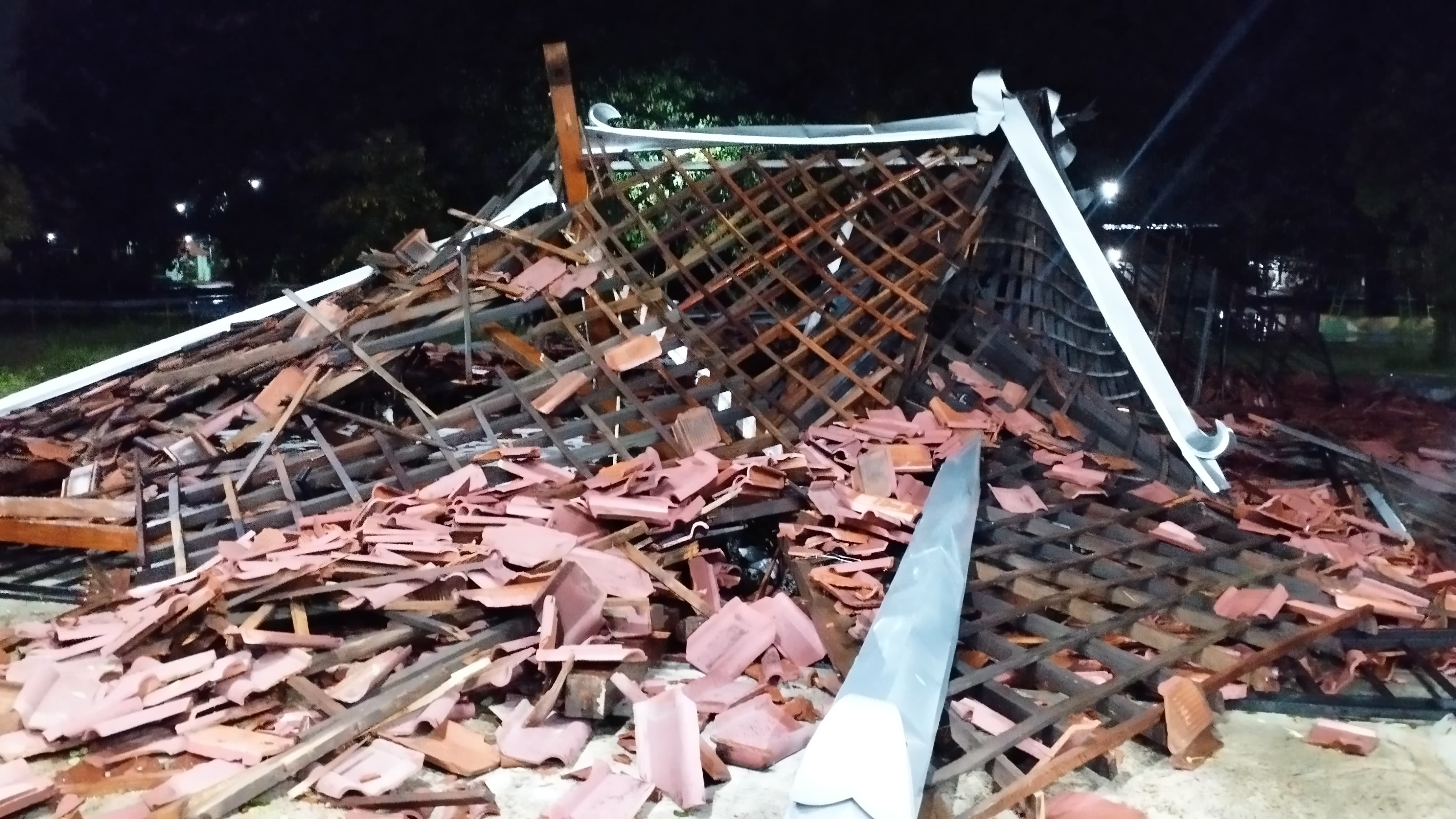Pendapa Pemdes Gemblegan Kecamatan Kalikotes, Klaten ambruk diterjang hujan deras disertai angin kencang, Senin (23/9/2024).