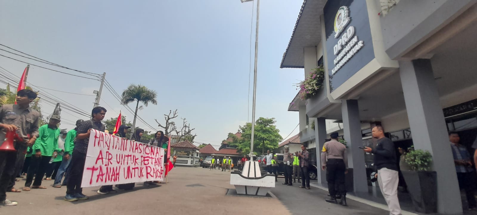 Petani Kabupaten Karanganyar yang tergabung dalam Serikat Tani Bumi Intanpari gelar aksi kantor DPRD Karanganyar, Selasa (24/9/2024).
