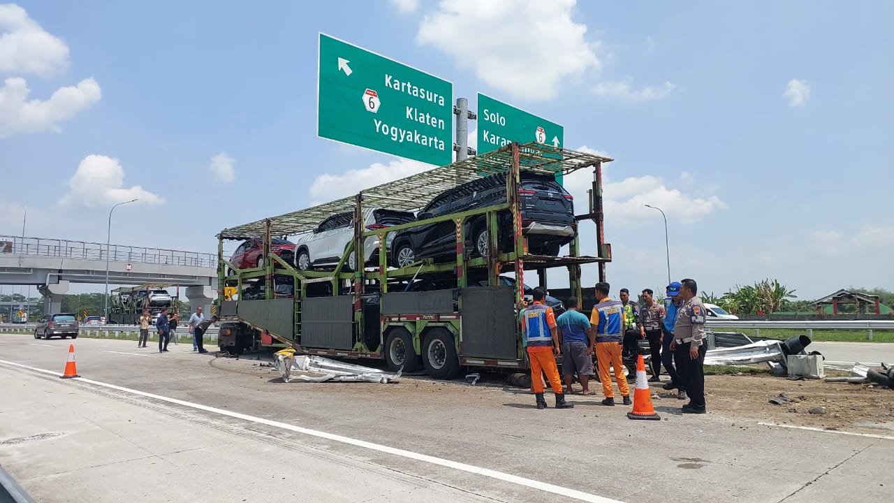 Proses evakuasi truk trailer yang menyeruduk Terios di Tol Solo-Ngawi, Desa Denggungan, Kecamatan Banyudono, Boyolali, Rabu (25/9/2024).