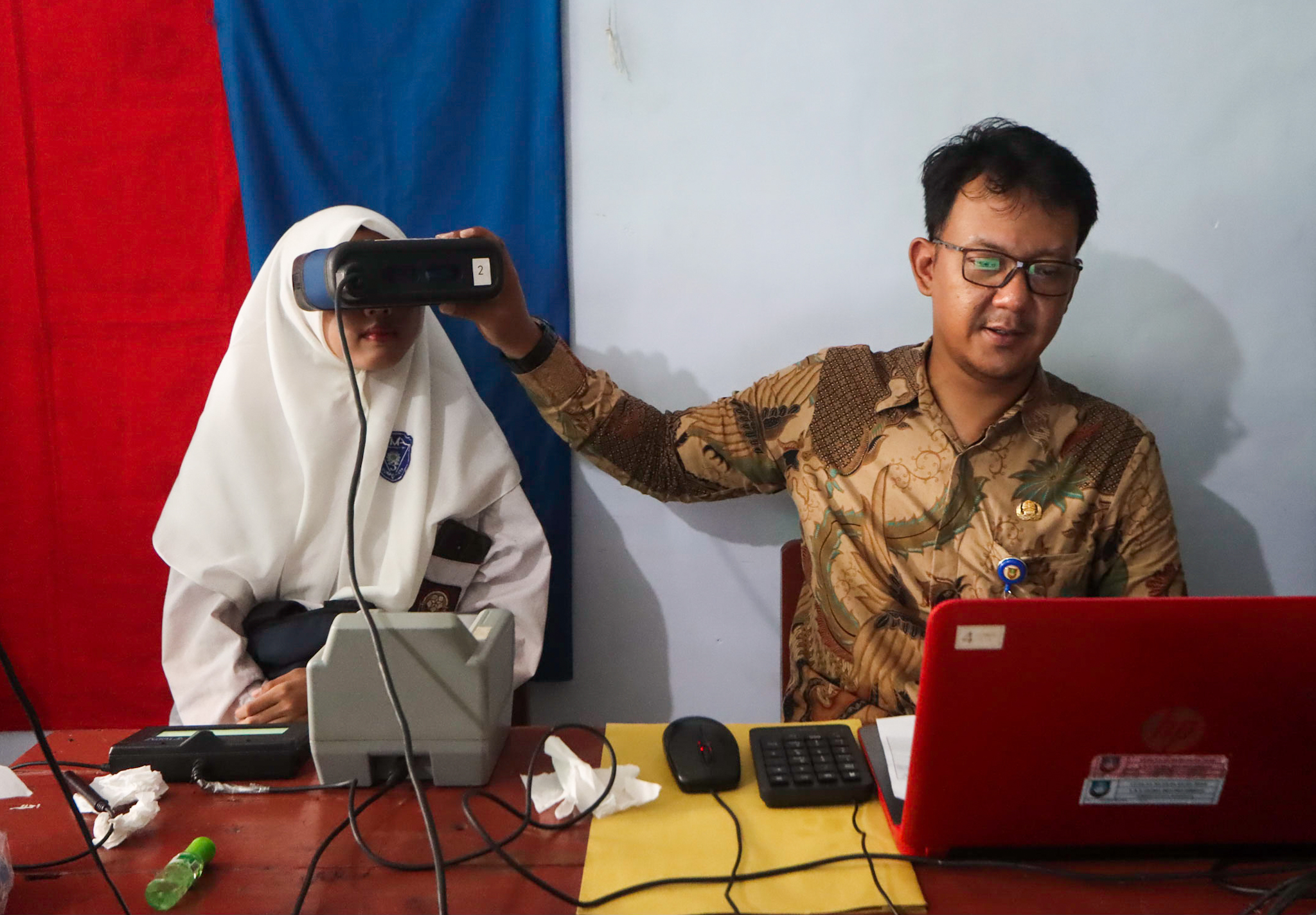 Siswa SMA Muhammadiyah 3 Solo menjalani rekam data e-KTP, didampingi petugas Dinas Kependudukan dan Pencatatan Sipil (Disdukcapil) Kota Solo, Selasa (24/9).