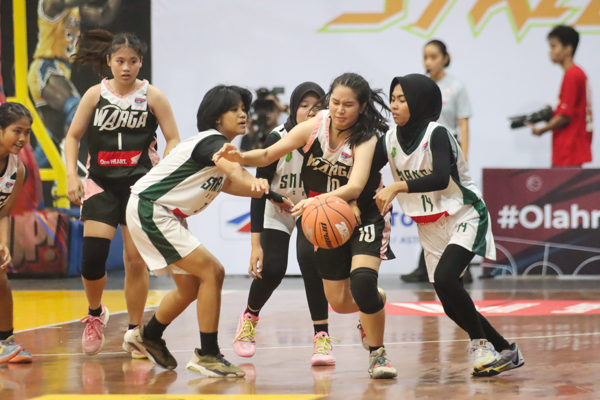 Pertandingan SMA Warga Surakarta melawan SMAN 1 Surakarta di ajang Honda DBL with Kopi Good Day 2024 Central Java-South.