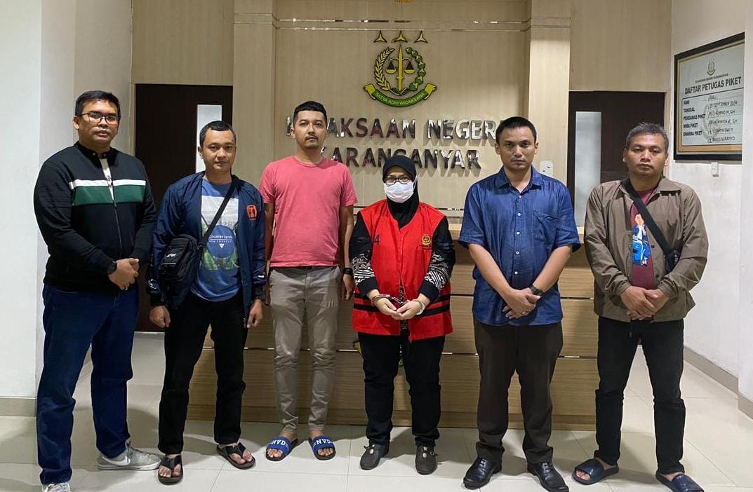 Sandra Mariatun alias SM (empat dari kiri), direksi BPR syariah di Kota Solo ditangkap Kejari Karanganyar, Selasa (24/9/2024) malam. (Rudi Hartono/Radar Solo)