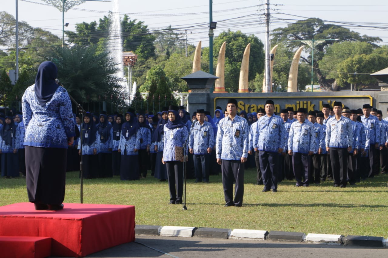 ASN Pemkab Sragen mengikuti apel rutin. (Ahmad Khairudin/Radar Solo)