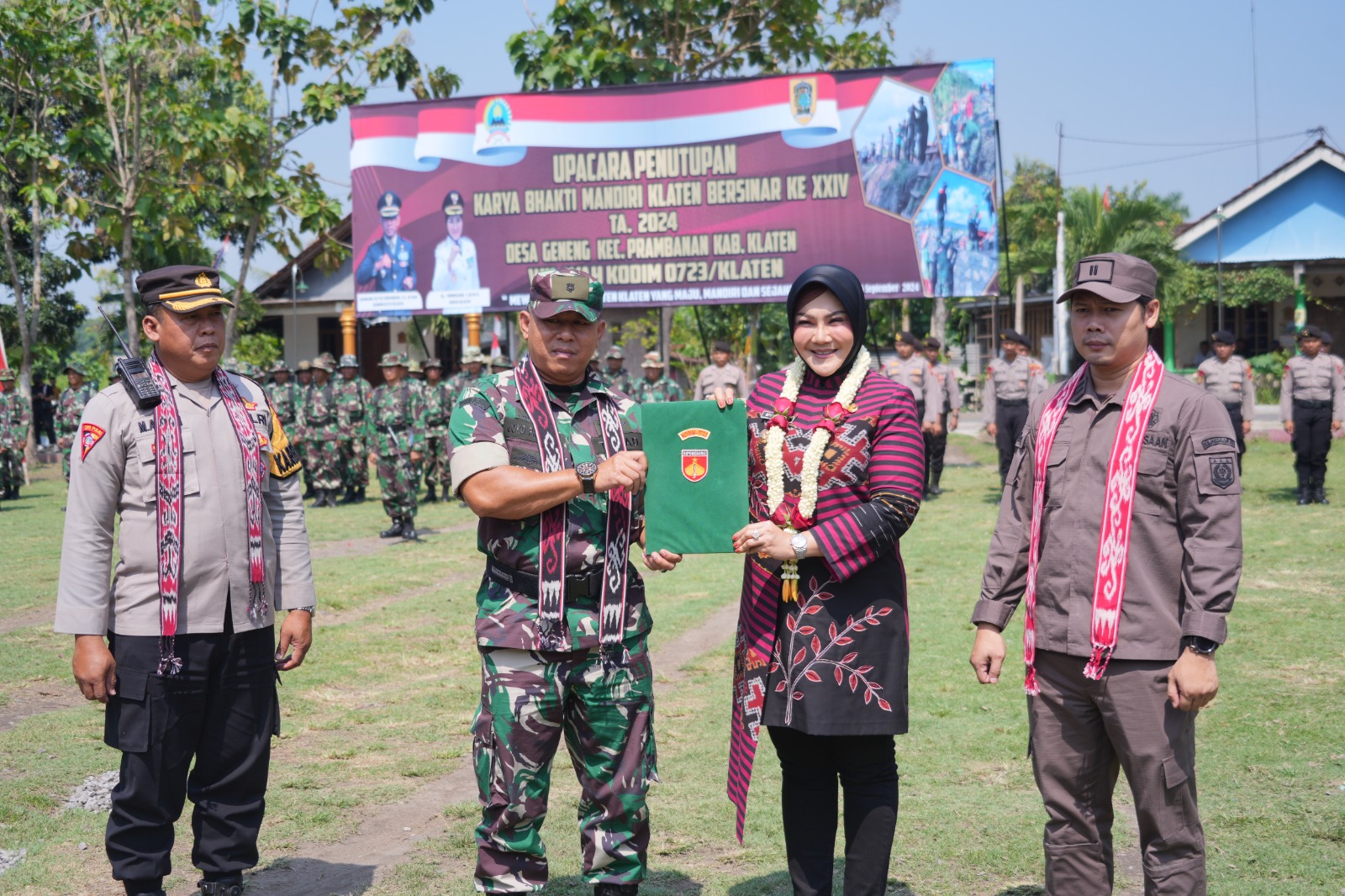 Bupati Klaten Sri Mulyani saat melakukan penutupan KBMKB di Lapangan Desa Geneng, Kecamatan Prambanan. (Dokumentasi Diskominfo Klaten)