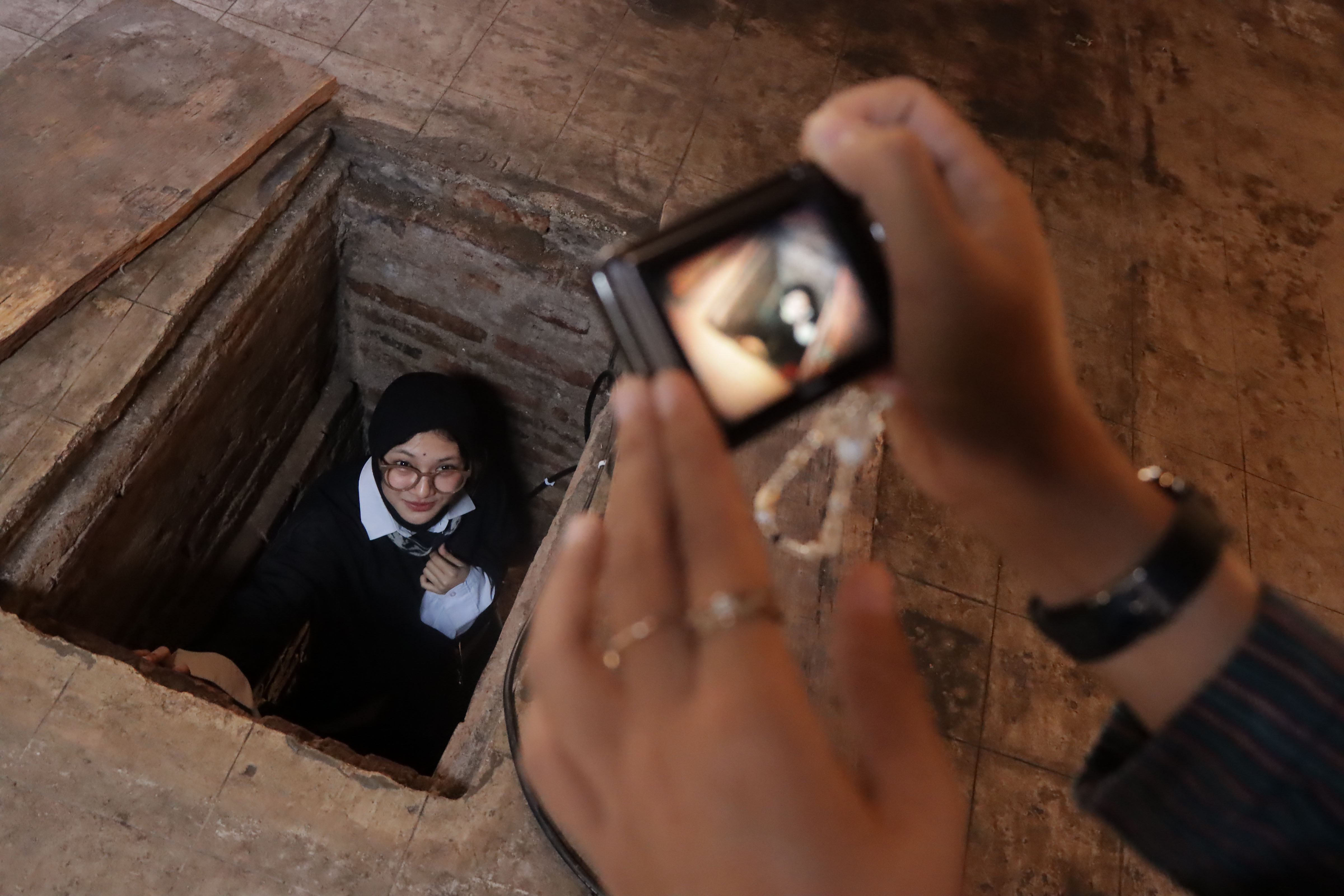 Pengunjung tengah memasuki Bunker Sentono di Laweyan, Kota Solo.