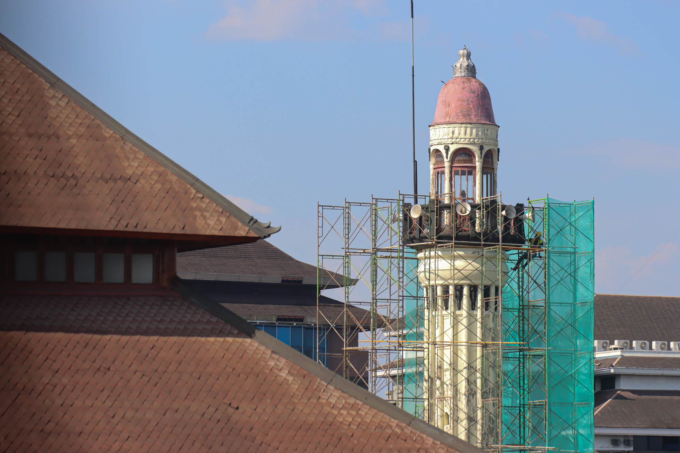 &nbsp;Renovasi Masjid Agung yang tengah dilakukan saat ini.