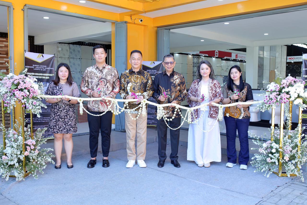 Grand opening Menang Bangunan Super Grosir di Jalan Raya Sragen-Ngawi KM. 12 No. 12, Kecamatan Sambungmacan, Kabupaten Sragen, Jumat (27/9/2024).