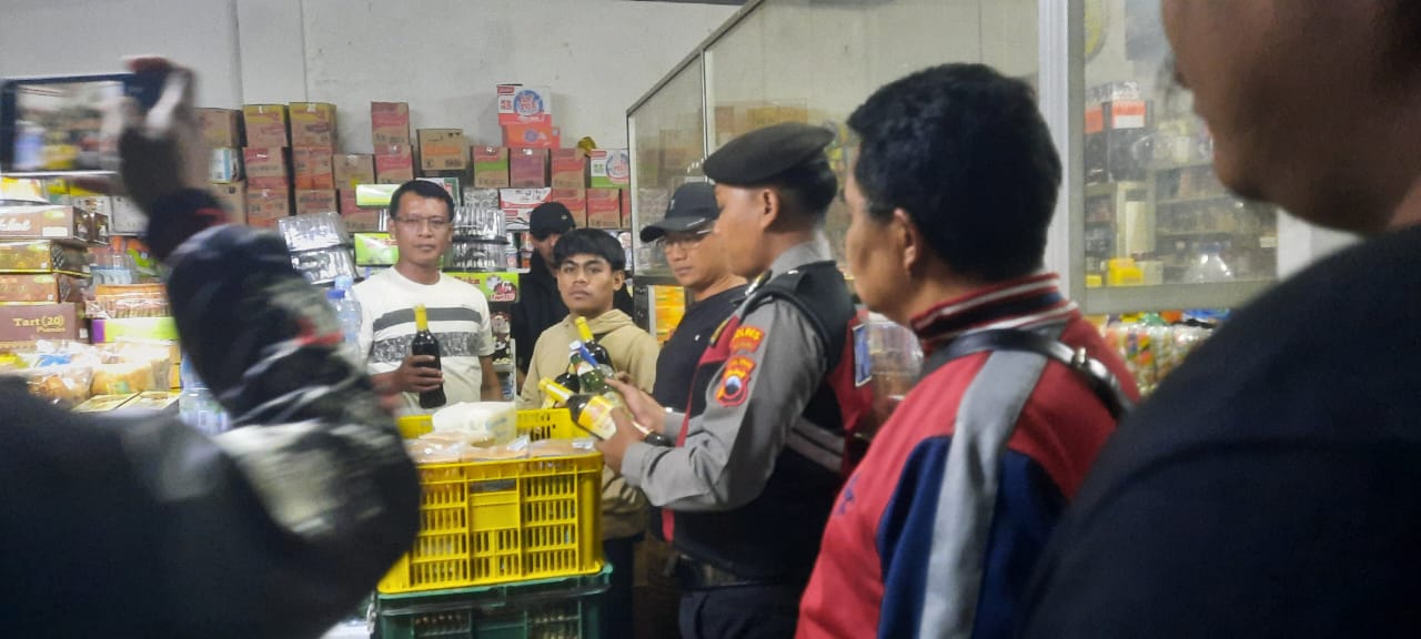 Polres Boyolali menggelar razia penyakit masyarakat, Selasa (24/9/2024). Hasilnya disita puluhan botol miras berbagai merek.