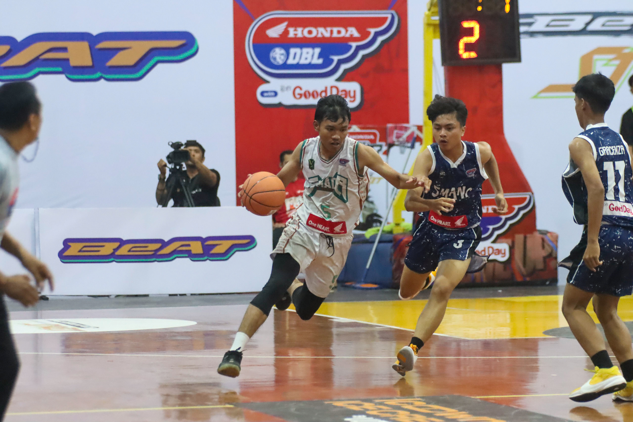 Pertandingan tim basket putra SMAN 2 Surakarta&nbsp;melawan SMAN 1 Colomadu di Sritex Arena.