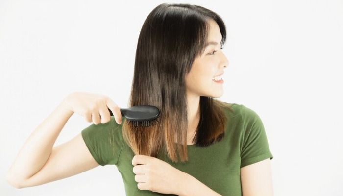 Ilustrasi meluruskan rambut.