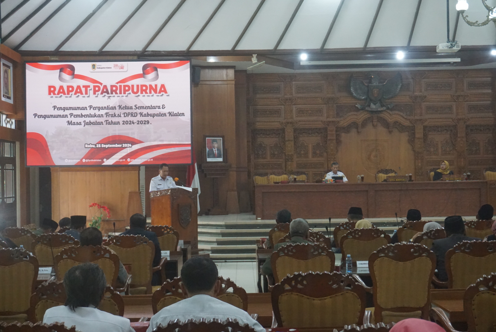 Sekretaris DPRD Klaten Mochammad Nur Rosyid saat membacakan susunan keanggotaan dari pembentukan fraksi di DPRD Klaten. (Angga Purenda/Radar Solo)