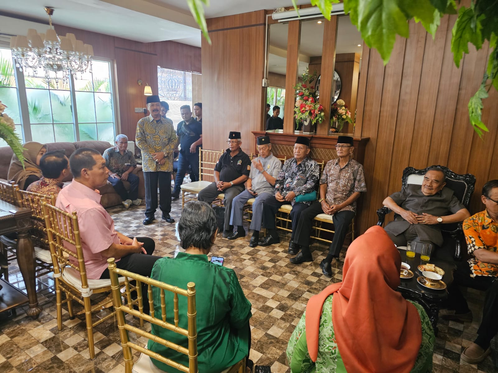 Paslon no urut 1, Teguh-Bambang saat bertemu dengan para veteran di di Gedung Joeang 45, Kamis (26/9/2024).