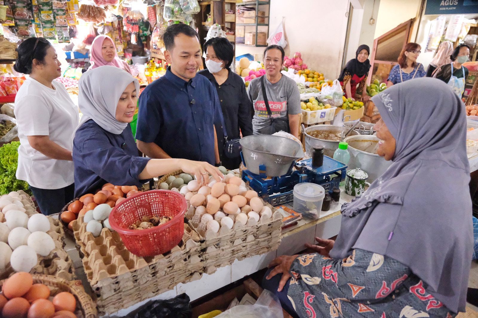 Respati Ardi dan Istri berbelanja di Pasar Kadipolo, Kamis (26/9/2024)