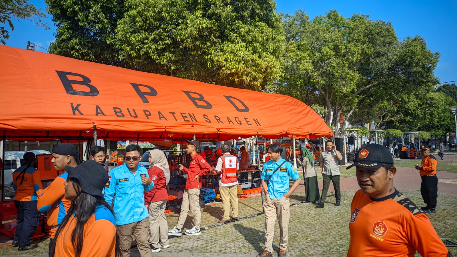 BPBD Sragen terus salurkan air bersih ke daerah terdampak kekeringan. (Ahmad Khairudin/Radar Solo)