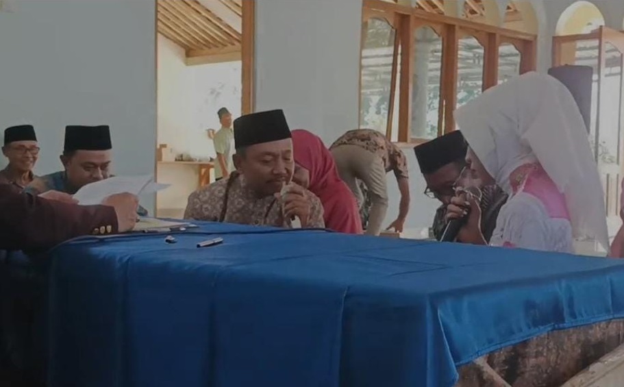Tangkapan layar video ijab kabul pasangan pengantin Agus Susanto, 59, dan Rahayu, 26, di Desa Pandeyan, Kecamatan Jatisrono, Wonogiri yang beredar di medsos.