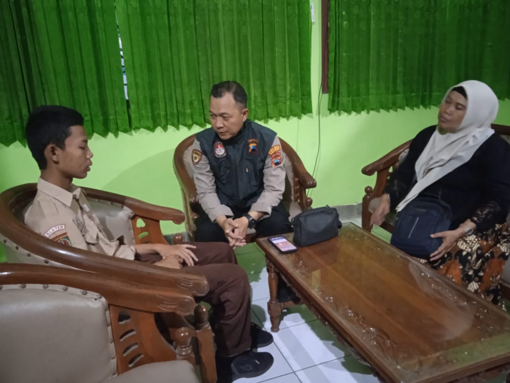 Anggota Polres Sragen Aiptu Fury Mulcahyadi saat menyambangi masyarakat. (Dokumentasi Pribadi)