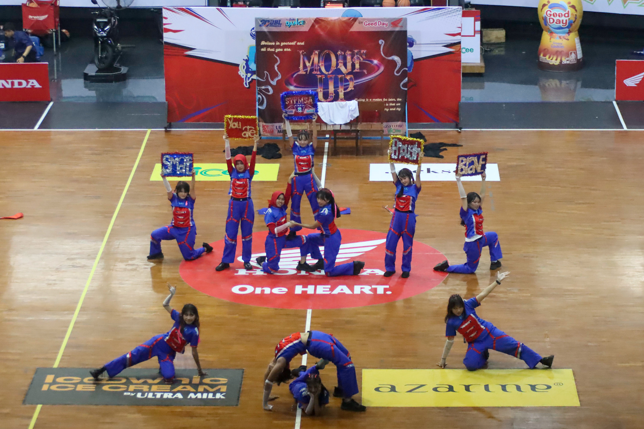 Tim dance SMKN 2 Surakarta perform di&nbsp;DBL Dance Competition