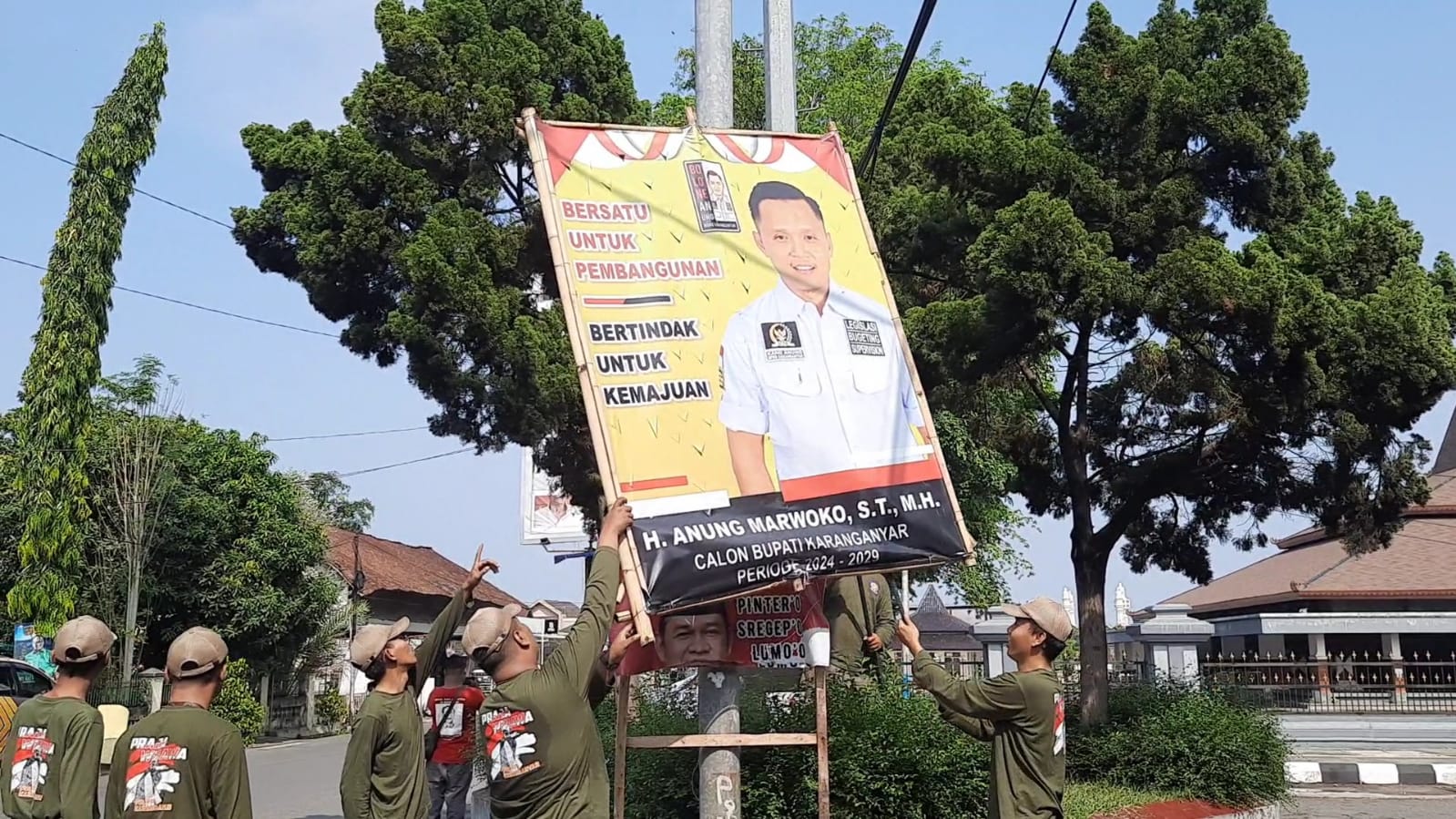 Salah satu baliho di Karanganyar yang ditertibkan karena memuat foto orang yang bukan calon di Pilkada 2024. (Rudi Hartono/Radar Solo)
