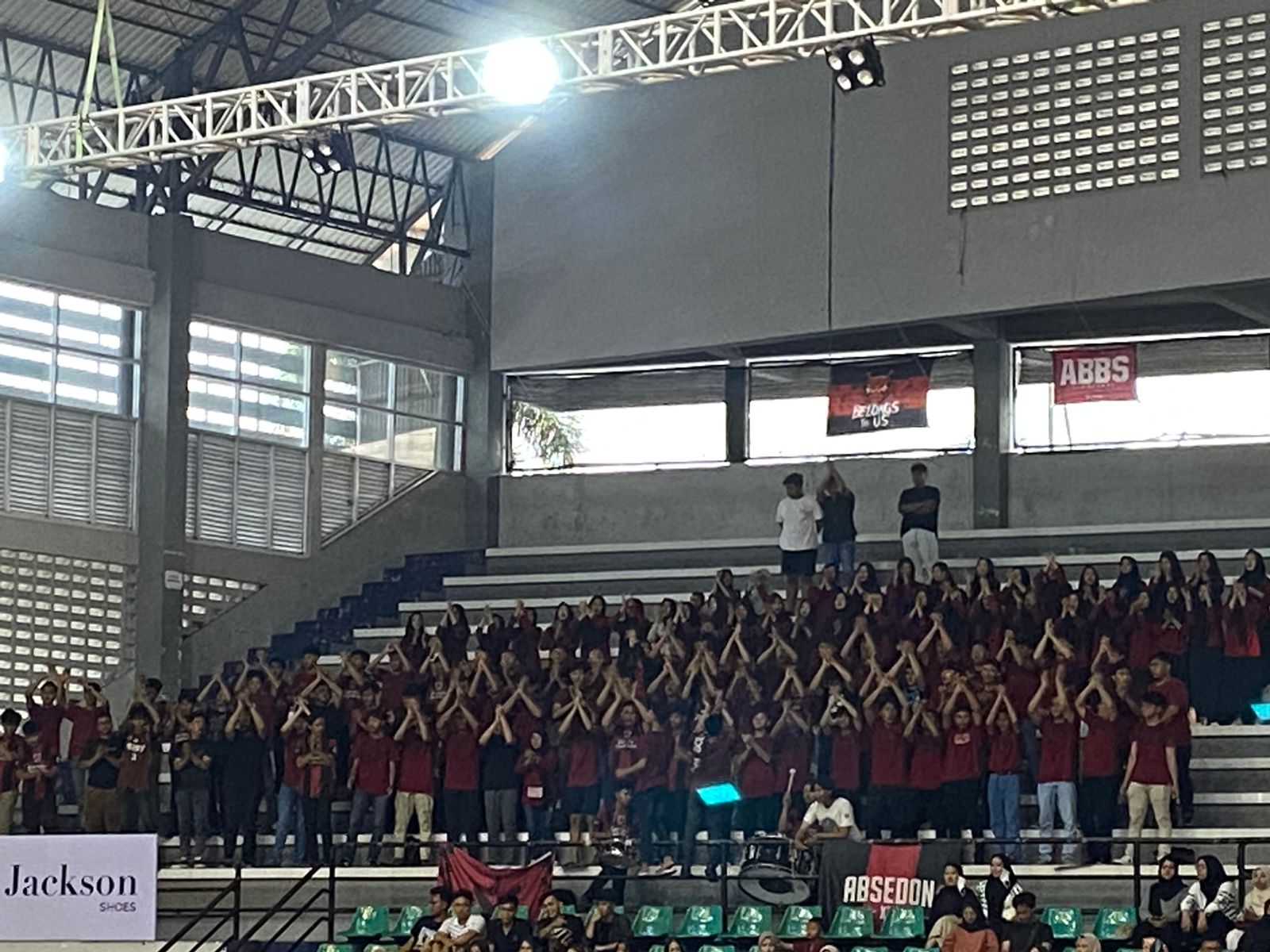 Absedon saat mendukung tim basket ABBS di Sritex Arena.