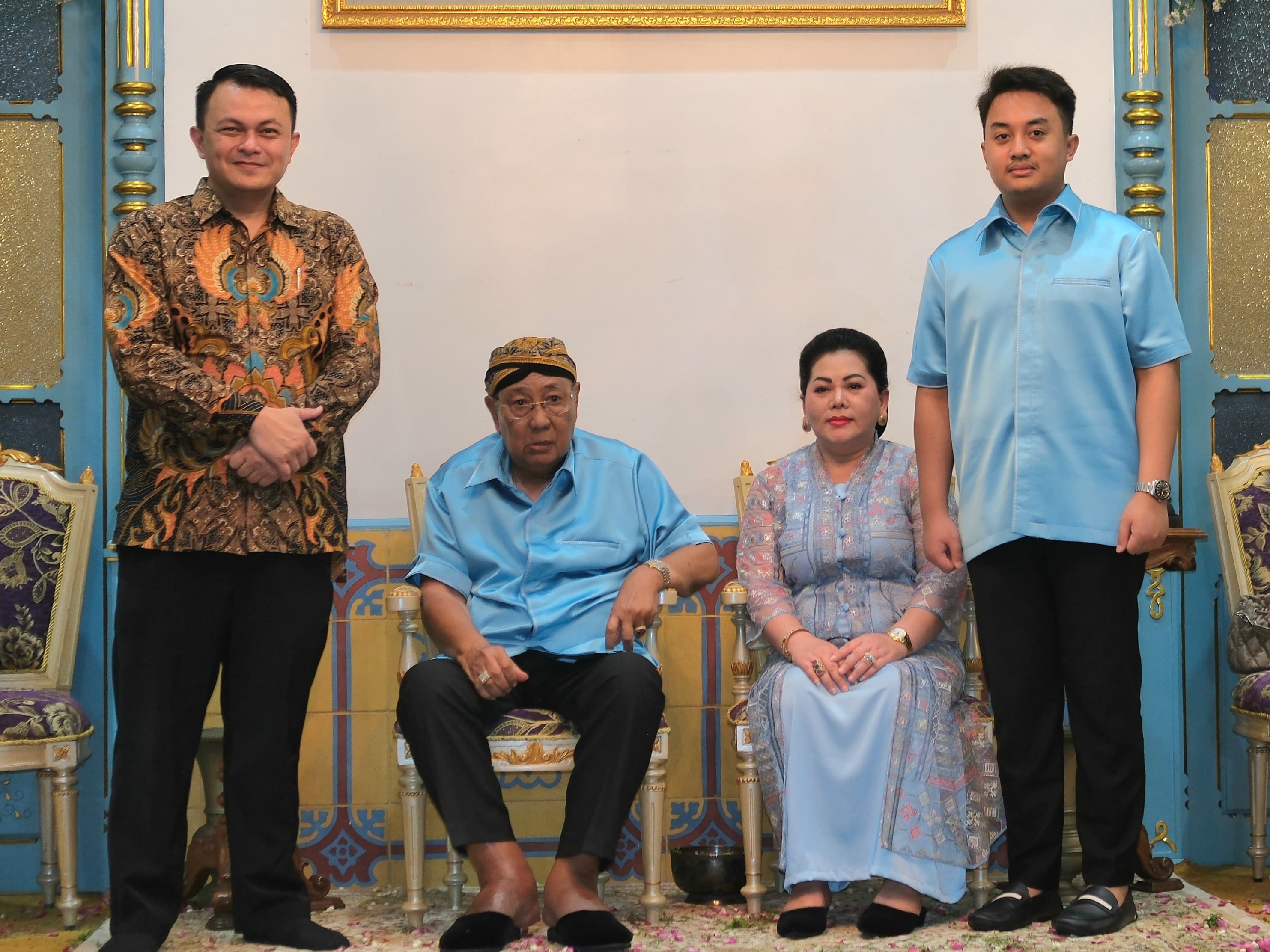 Dari kiri, K.R.A Setiawan Dirjonagoro, SISKS PB XIII Hangabehi, Gusti Kanjeng Ratu Pakoe Boewono, dan Gusti Purbaya yang merayakan ulang tahunnya yang ke-22 tahun.