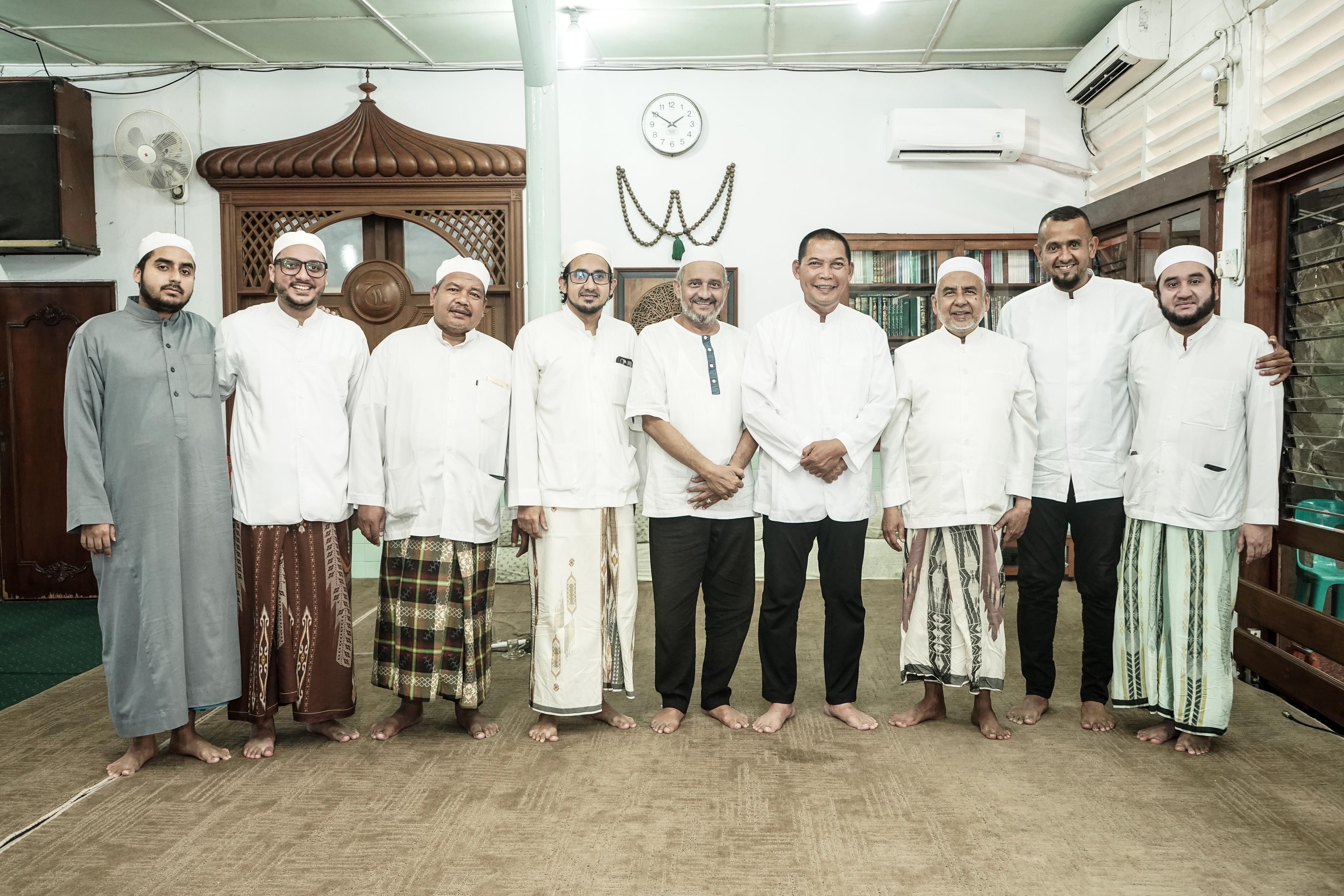 Teguh Prakosa bersama Abdullah AA bersilaturahmi dengan Habib Hasan Bin Muhammad Anis bin Alwi Al Habsyi dan keluarga di Masjid Riyadh, Solo, Sabtu (28/9/2024).