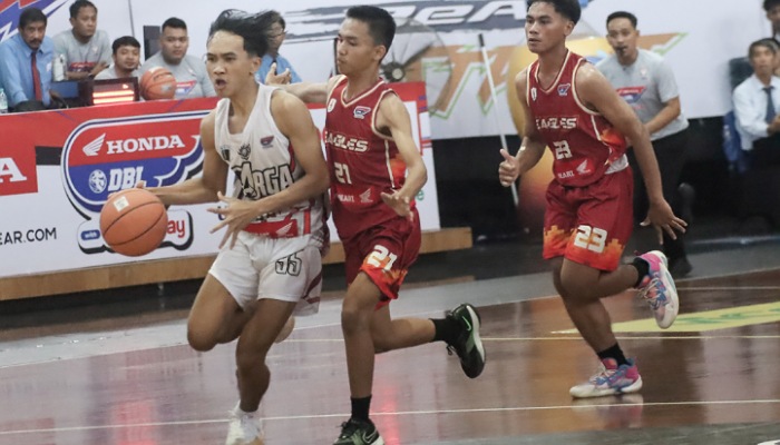 Tim putra SMA Warga Surakarta (Smarga) mendominasi pertandingan saat lawan tim SMAN 1 Klaten dalam Honda DBL with Kopi Good Day 2024 Central Java - South.