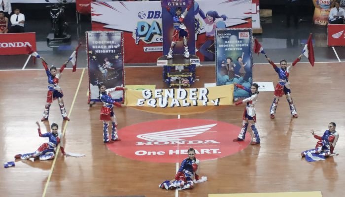 Sparkle -tim dance SMAN 1 Klaten- bersinar dengan tema gender equality atau kesetaraan gender dalam&nbsp;DBL Dance Competition 2024 di Sritex Arena, Sabtu (28/9).
