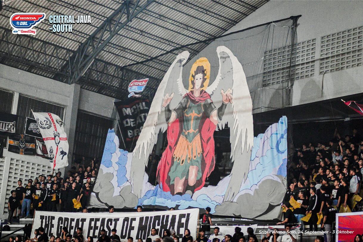 Aksi Mico Mania saat mendukung SMK St Mikael Surakarta di Sritex Arena