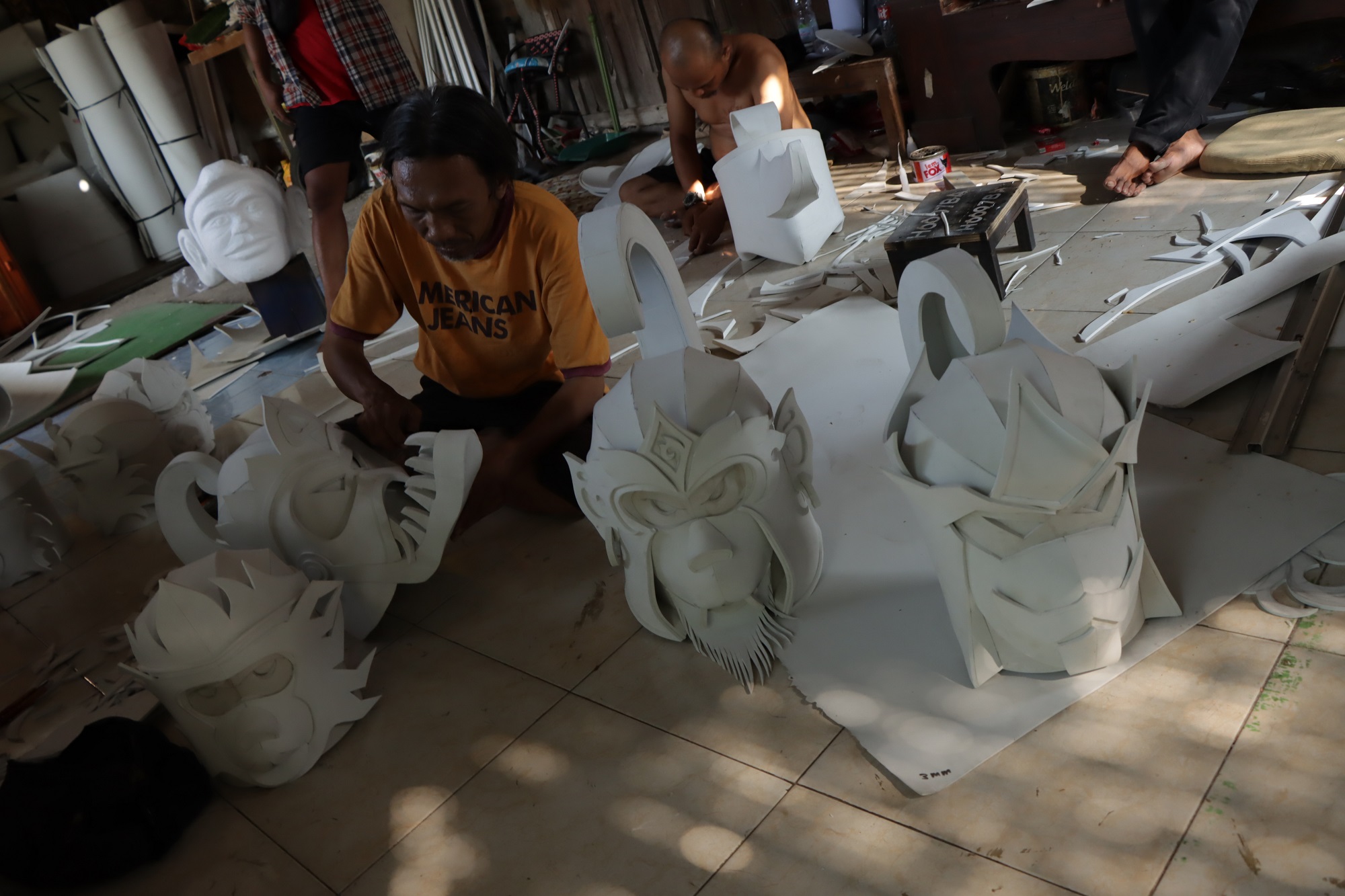 Heri Novanto sedang menyelesaikan wayang raksasa di workshopnya di Colomadul Karanganyar. (Arief Budiman/Radar Solo)