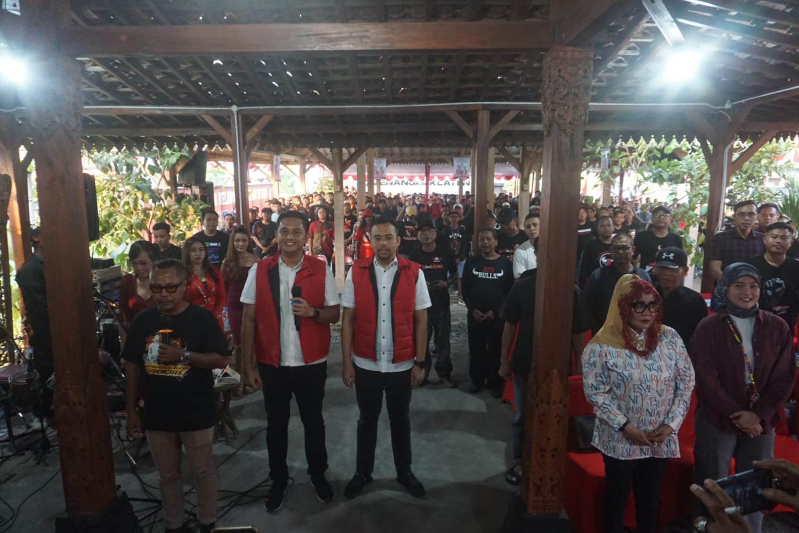 Hamenang-Benny bersama ratusan relawan saat mendeklarasikan Posko Pemenangan Relawan Tingkat Kabupaten Klaten di Desa Sumberejo, Kecamatan Klaten Selatan, Klaten. ANGGA PURENDA/RADAR SOLO