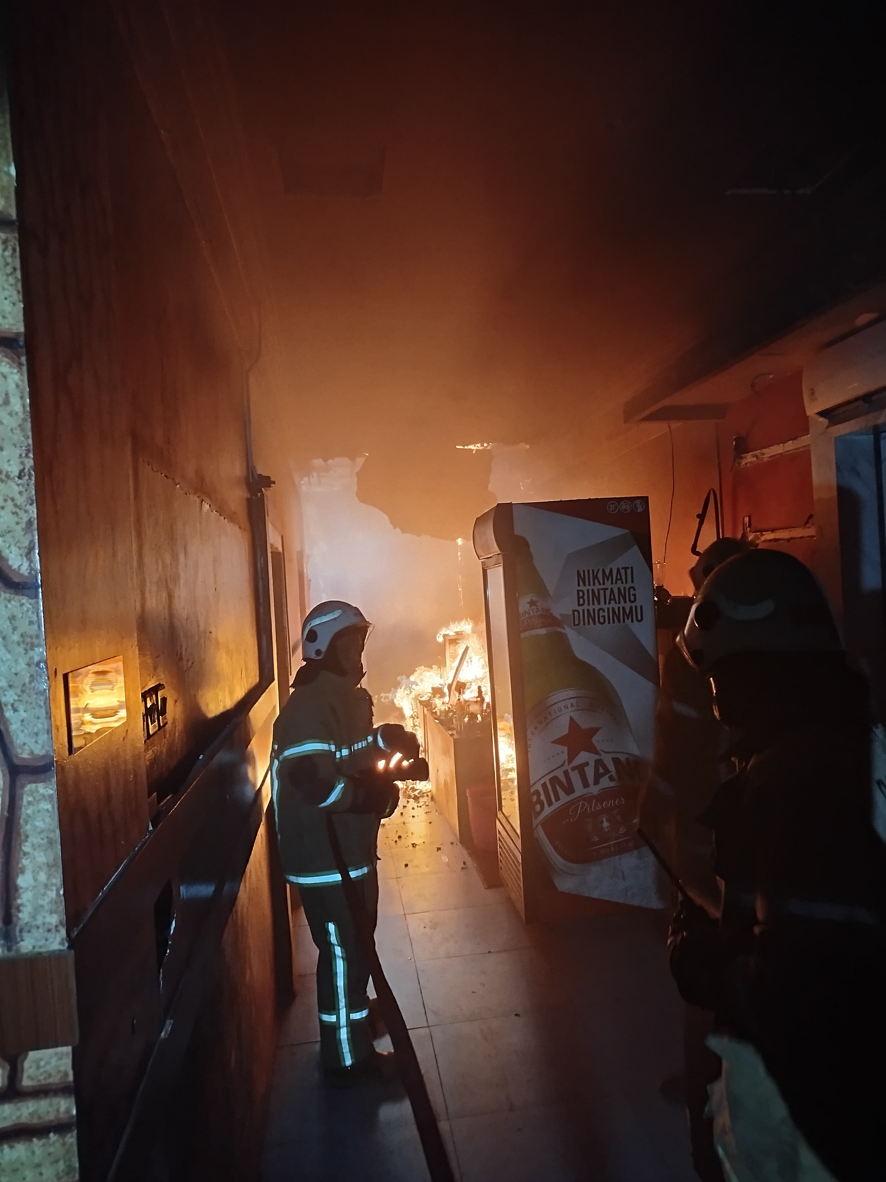 Proses pemadaman pada ruang genset pada kafe di Lantai 2 Pasar Pedan oleh Damkar Klaten, Minggu (29/9/2024). (Dokumentasi Damkar Klaten)