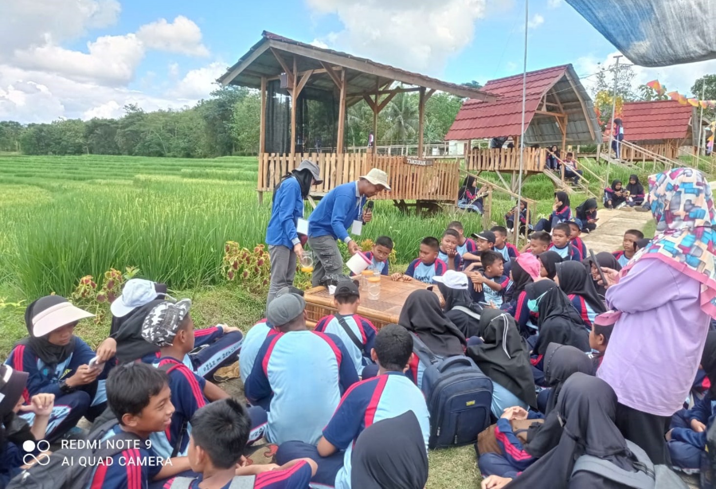DENGARKAN MATERI: Siswa-siswi bersemangat belajar tentang pertanian di Jatisari Edu Park, Kecamatan Jatisrono, Wonogiri beberapa waktu lalu.
