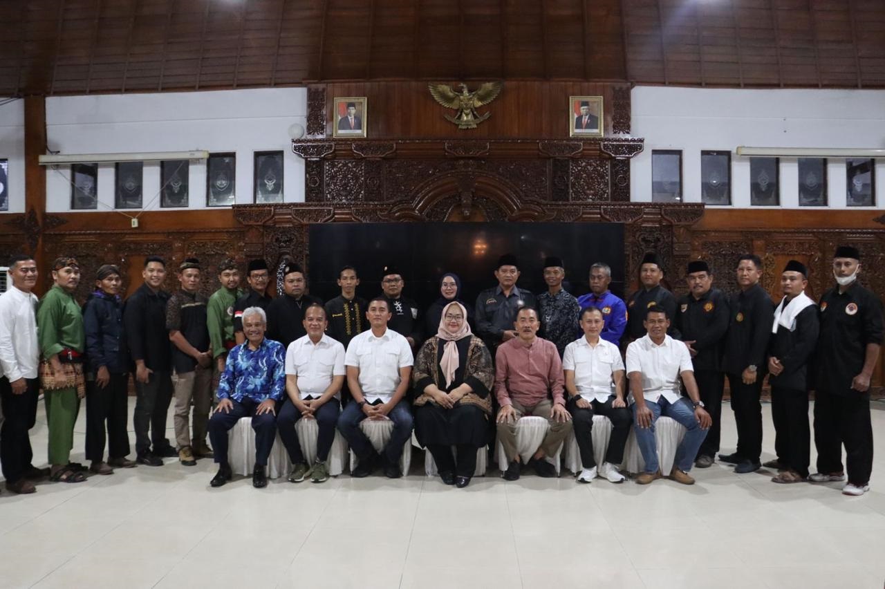 Forkompimda Sragen bertemu pengurus sejumlah perguruan silat di Sragen untuk bersama-sama menjaga kondusivitas selama Pilkada 2024. (Ahmad Khairudin/Radar Solo)