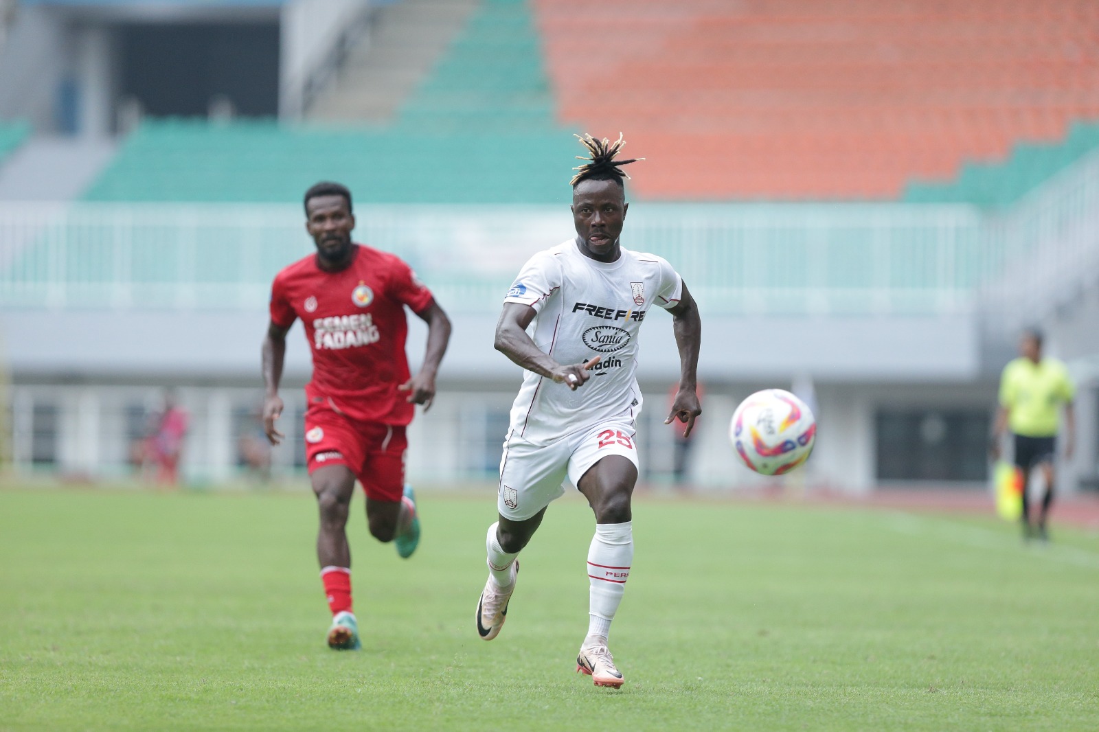 Moussa Sidibe bermain saat timnya Persis Solo melawan Semen Padang dalam laga lanjutan Liga 1 (29/9/2024).