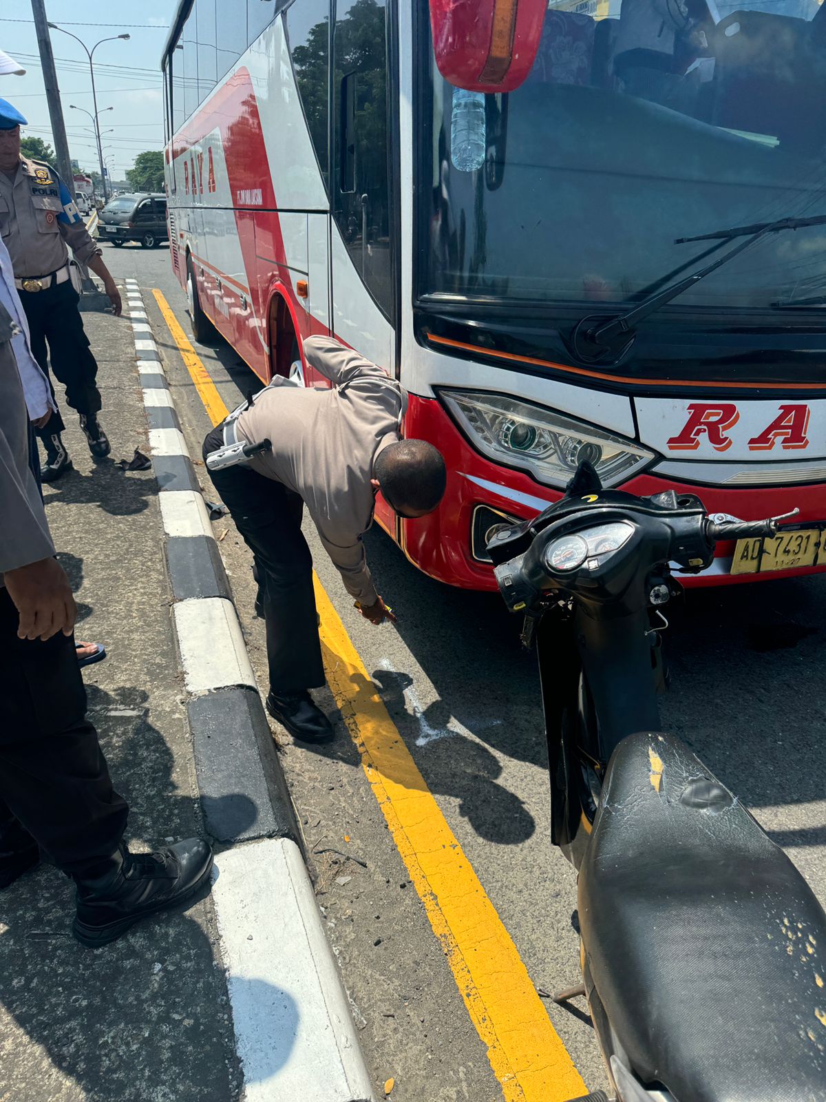 Anggota Satlantas Polres Boyolali olah TKP kecelakaan di Jalan Raya Solo-Semarang, Dusun Beran Kulon RT 15 RW 05, Desa Kuwiran, Kecamatan Banyudono, Boyolali, Minggu (29/9/2024).