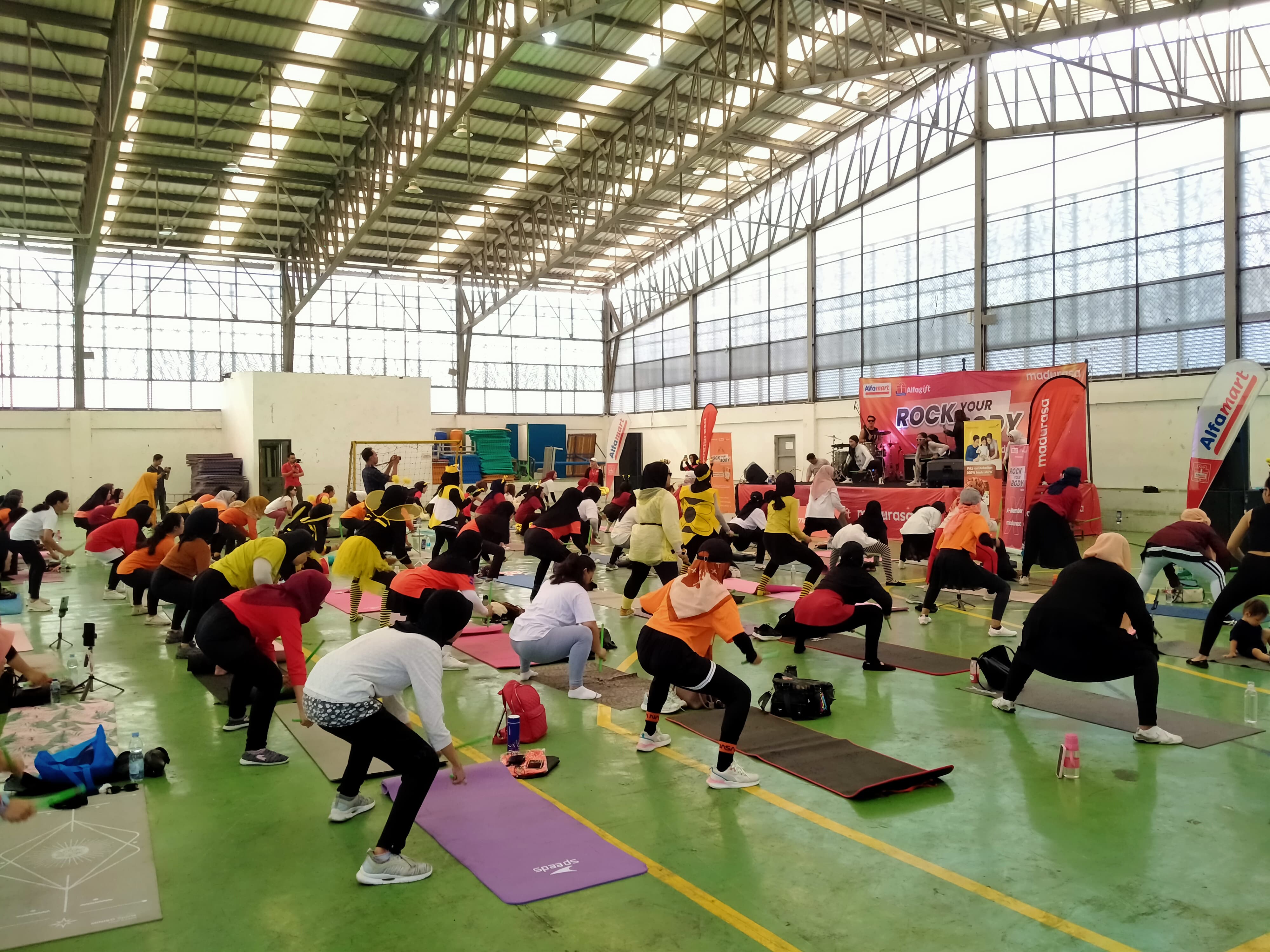 Alfamart Branch Klaten gelar senam poundfit di Sport Hall Turtonadi Solo bertema "Rock Your Body With Madurasa, Minggu (29/9/2024).