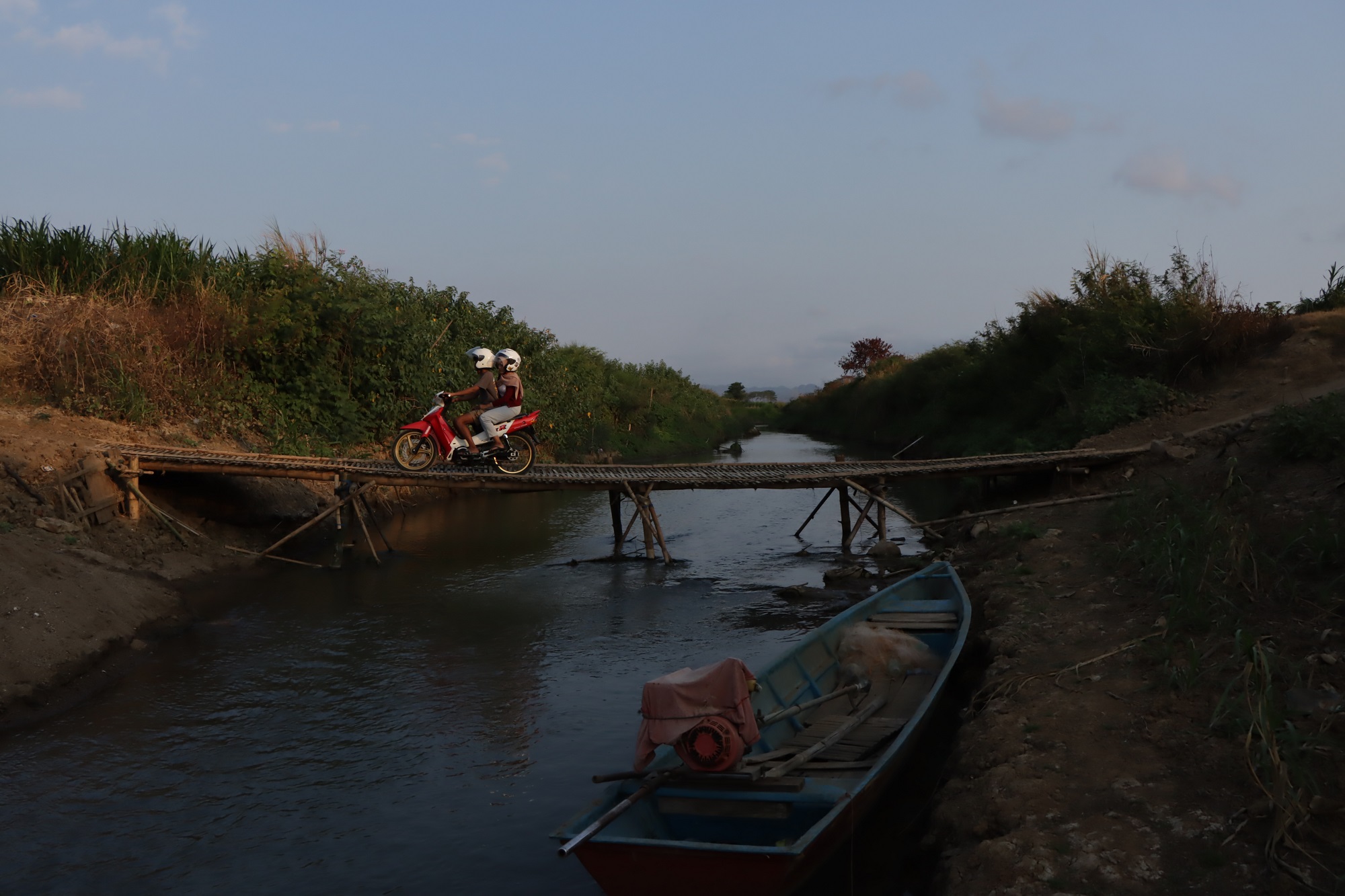 Pengendara sepeda motor melewati jembatan bambu di Eromoko, Wonogiri. (Arief Budiman/Radar Solo)