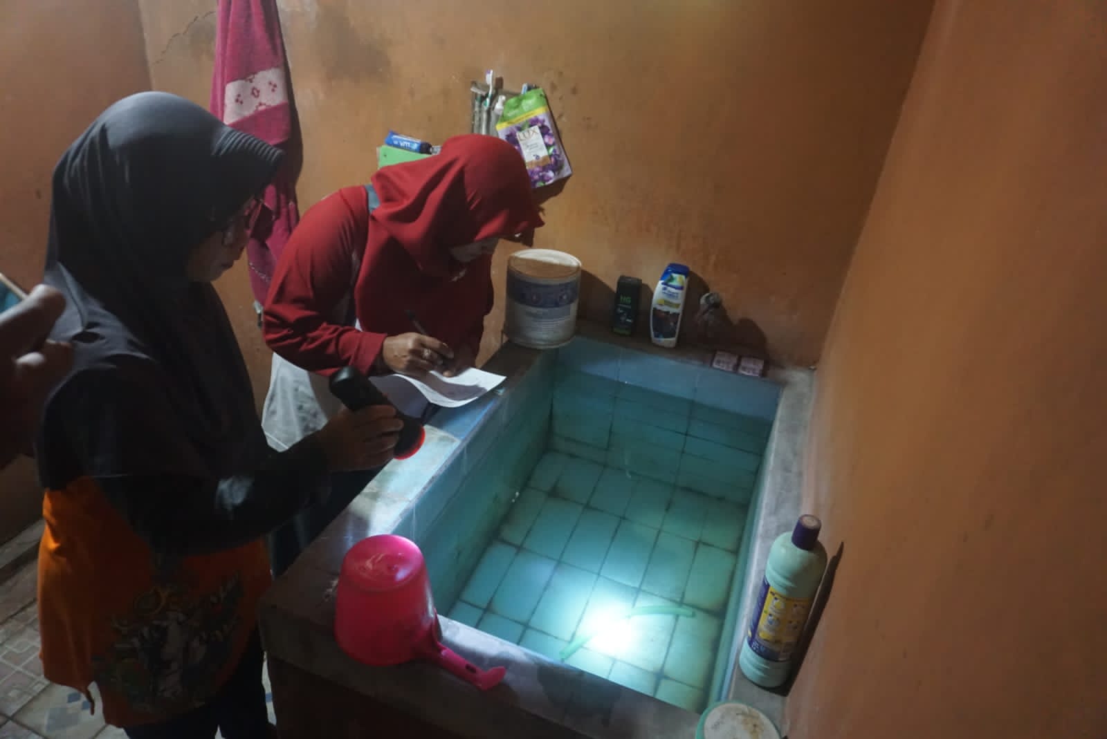 Petugas jumantik saat melakukan pemeriksaan terhadap bak kamar mandi di rumah warga Desa Ngemplak, Kecamatan Kalikotes, Klaten. (Angga Purenda/Radar Solo)