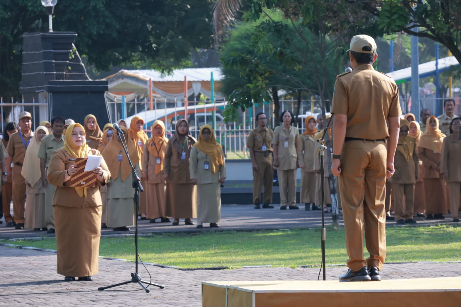ASN Pemkab Karanganyar mengikuti apel rutin. (Rudi Hartono/Radar Solo)